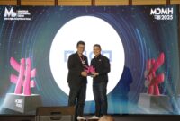 VP Business Growth Nuon Wahyudi saat menerima piala Creative Community Heroes pada ajang penghargaan Marketeers Digital Marketing Heroes (MDMH) 2025 yang berlangsung di Grand Ballroom Hotel Ritz-Carlton, Jakarta Selatan, pada beberapa waktu lalu.