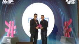 VP Business Growth Nuon Wahyudi saat menerima piala Creative Community Heroes pada ajang penghargaan Marketeers Digital Marketing Heroes (MDMH) 2025 yang berlangsung di Grand Ballroom Hotel Ritz-Carlton, Jakarta Selatan, pada beberapa waktu lalu.