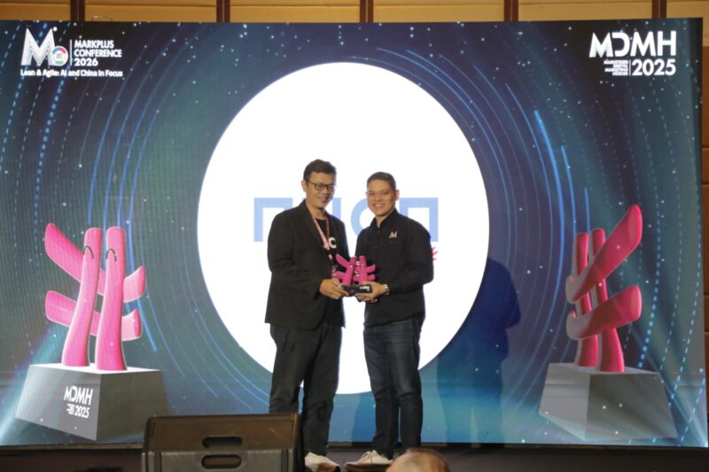 VP Business Growth Nuon Wahyudi saat menerima piala Creative Community Heroes pada ajang penghargaan Marketeers Digital Marketing Heroes (MDMH) 2025 yang berlangsung di Grand Ballroom Hotel Ritz-Carlton, Jakarta Selatan, pada beberapa waktu lalu.