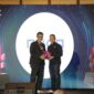 VP Business Growth Nuon Wahyudi saat menerima piala Creative Community Heroes pada ajang penghargaan Marketeers Digital Marketing Heroes (MDMH) 2025 yang berlangsung di Grand Ballroom Hotel Ritz-Carlton, Jakarta Selatan, pada beberapa waktu lalu.