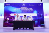  (kiri ke kanan) Vice President Global Strategic Partnership & Synergy Telkom Arfianto Ramadhan, Direktur Eksekutif Asbanda Wimran Ismaun, Sales Director Alibaba Cloud Pinky Meiska Yuliana saat penandatanganan intensi kolaborasi dalam rangka penguatan kapabilitas dan inovasi BPD pada Workshop Asbanda & BPD Seluruh Indonesia  di Batam, Kamis (22/1).