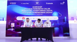  (kiri ke kanan) Vice President Global Strategic Partnership & Synergy Telkom Arfianto Ramadhan, Direktur Eksekutif Asbanda Wimran Ismaun, Sales Director Alibaba Cloud Pinky Meiska Yuliana saat penandatanganan intensi kolaborasi dalam rangka penguatan kapabilitas dan inovasi BPD pada Workshop Asbanda & BPD Seluruh Indonesia  di Batam, Kamis (22/1).