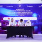  (kiri ke kanan) Vice President Global Strategic Partnership & Synergy Telkom Arfianto Ramadhan, Direktur Eksekutif Asbanda Wimran Ismaun, Sales Director Alibaba Cloud Pinky Meiska Yuliana saat penandatanganan intensi kolaborasi dalam rangka penguatan kapabilitas dan inovasi BPD pada Workshop Asbanda & BPD Seluruh Indonesia  di Batam, Kamis (22/1).