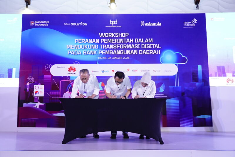  (kiri ke kanan) Vice President Global Strategic Partnership & Synergy Telkom Arfianto Ramadhan, Direktur Eksekutif Asbanda Wimran Ismaun, Sales Director Alibaba Cloud Pinky Meiska Yuliana saat penandatanganan intensi kolaborasi dalam rangka penguatan kapabilitas dan inovasi BPD pada Workshop Asbanda & BPD Seluruh Indonesia  di Batam, Kamis (22/1).