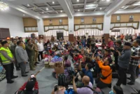 Kepala Badan Nasional Penanggulangan Bencana (BNPB) Letjen TNI Dr. Suharyanto S.Sos., M.M., mengunjungi wilayah terdampak di Kabupaten Kudus pada hari ini, Jumat (16/1). (Bidang Komunikasi Kebencanaan/Desna Dwinda Jatnika)