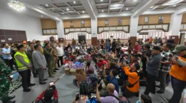 Kepala Badan Nasional Penanggulangan Bencana (BNPB) Letjen TNI Dr. Suharyanto S.Sos., M.M., mengunjungi wilayah terdampak di Kabupaten Kudus pada hari ini, Jumat (16/1). (Bidang Komunikasi Kebencanaan/Desna Dwinda Jatnika)