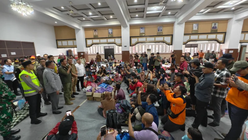 Kepala Badan Nasional Penanggulangan Bencana (BNPB) Letjen TNI Dr. Suharyanto S.Sos., M.M., mengunjungi wilayah terdampak di Kabupaten Kudus pada hari ini, Jumat (16/1). (Bidang Komunikasi Kebencanaan/Desna Dwinda Jatnika)