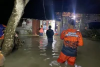 Tim BPBD Kabupaten Jember melakukan penanganan dan asssement saat banjir melanda Desa Ampel, Kecamatan Wuluhan, Kabupaten Jember, pada Selasa (13/1). (BPBD Kabupaten Jember)