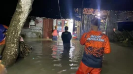 Tim BPBD Kabupaten Jember melakukan penanganan dan asssement saat banjir melanda Desa Ampel, Kecamatan Wuluhan, Kabupaten Jember, pada Selasa (13/1). (BPBD Kabupaten Jember)