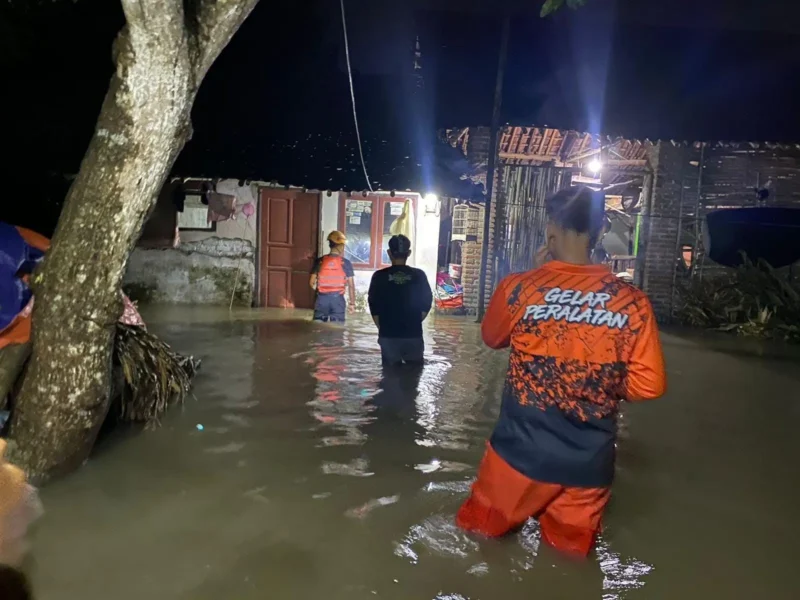 Tim BPBD Kabupaten Jember melakukan penanganan dan asssement saat banjir melanda Desa Ampel, Kecamatan Wuluhan, Kabupaten Jember, pada Selasa (13/1). (BPBD Kabupaten Jember)