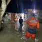 Tim BPBD Kabupaten Jember melakukan penanganan dan asssement saat banjir melanda Desa Ampel, Kecamatan Wuluhan, Kabupaten Jember, pada Selasa (13/1). (BPBD Kabupaten Jember)