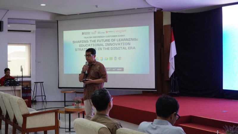 Direktur Sistem Informasi Universitas Islam Indonesia (UII) Mukhammad Andri Setiawan, S.T., M.Sc., Ph.D. (kanan) pada talkshow sesi Higher Education yang membahas strategi peningkatan produktivitas kampus melalui solusi digital, Selasa (27/1).Foto 2: Direktur Sistem Informasi Universitas Islam Indonesia (UII) Mukhammad Andri Setiawan, S.T., M.Sc., Ph.D. (kanan) pada talkshow sesi Higher Education yang membahas strategi peningkatan produktivitas kampus melalui solusi digital, Selasa (27/1).