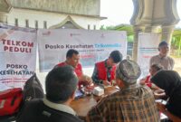 Petugas medis AdMedika dan TelkoMedika memberikan pelayanan kesehatan kepada warga terdampak bencana di wilayah Sumatera melalui Posko Kesehatan di Mesjid Baiturridha, Kampung Sukajadi Paya Bujuk, Kecamatan Karangbaru, Aceh Tamiang, Jumat (7/1).