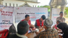 Petugas medis AdMedika dan TelkoMedika memberikan pelayanan kesehatan kepada warga terdampak bencana di wilayah Sumatera melalui Posko Kesehatan di Mesjid Baiturridha, Kampung Sukajadi Paya Bujuk, Kecamatan Karangbaru, Aceh Tamiang, Jumat (7/1).
