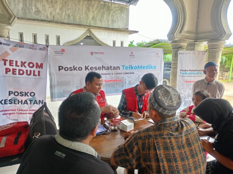 Petugas medis AdMedika dan TelkoMedika memberikan pelayanan kesehatan kepada warga terdampak bencana di wilayah Sumatera melalui Posko Kesehatan di Mesjid Baiturridha, Kampung Sukajadi Paya Bujuk, Kecamatan Karangbaru, Aceh Tamiang, Jumat (7/1).