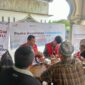 Petugas medis AdMedika dan TelkoMedika memberikan pelayanan kesehatan kepada warga terdampak bencana di wilayah Sumatera melalui Posko Kesehatan di Mesjid Baiturridha, Kampung Sukajadi Paya Bujuk, Kecamatan Karangbaru, Aceh Tamiang, Jumat (7/1).