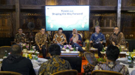 Direktur IT Digital Telkom Faizal Rochmad Djoemadi, Direktur Wholesale & International Service Telkom Budi Satria Dharma Purba, dan Direktur Human Capital Management Willy Saelan, Direktur Utama Telkom Dian Siswarini, Direktur Legal & Compliance Telkom Andy Kelana, dan SVP Group Sustaibility & Corporate Communication Telkom Ahmad Reza pada agenda TelkomGroup Business Update yang diselenggarakan di Jakarta, pada Jumat (6/3).