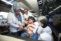 Direktur Utama Telkom Dian Siswarini saat meninjau bus mudik dan berinteraksi dengan peserta mudik TelkomGroup sebelum flag off program