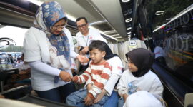Direktur Utama Telkom Dian Siswarini saat meninjau bus mudik dan berinteraksi dengan peserta mudik TelkomGroup sebelum flag off program 
