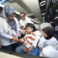 Direktur Utama Telkom Dian Siswarini saat meninjau bus mudik dan berinteraksi dengan peserta mudik TelkomGroup sebelum flag off program 
