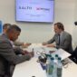 CEO Mitratel Theodorus Ardi Hartoko (kiri) dan CEO AALTO Hughes Boulnois (kanan) menandatangani Nota Kesepahaman (MoU) pada rangkaian agenda Mobile World Congress (MWC) di Barcelona, Senin (2/3).