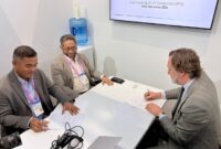 CEO Mitratel Theodorus Ardi Hartoko (kiri) dan CEO AALTO Hughes Boulnois (kanan)  menandatangani Nota Kesepahaman (MoU) pada rangkaian agenda Mobile World Congress (MWC) di Barcelona, Senin (2/3).