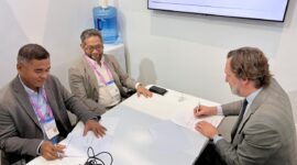 CEO Mitratel Theodorus Ardi Hartoko (kiri) dan CEO AALTO Hughes Boulnois (kanan)  menandatangani Nota Kesepahaman (MoU) pada rangkaian agenda Mobile World Congress (MWC) di Barcelona, Senin (2/3).