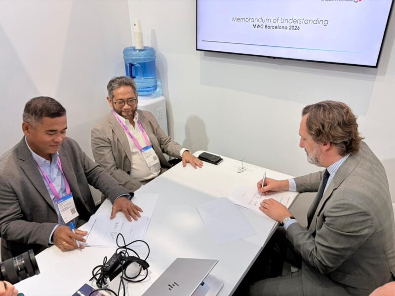 CEO Mitratel Theodorus Ardi Hartoko (kiri) dan CEO AALTO Hughes Boulnois (kanan)  menandatangani Nota Kesepahaman (MoU) pada rangkaian agenda Mobile World Congress (MWC) di Barcelona, Senin (2/3).