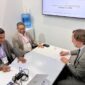 CEO Mitratel Theodorus Ardi Hartoko (kiri) dan CEO AALTO Hughes Boulnois (kanan)  menandatangani Nota Kesepahaman (MoU) pada rangkaian agenda Mobile World Congress (MWC) di Barcelona, Senin (2/3).