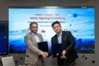 Penandatanganan Nota Kesepahaman (MoU) oleh Direktur Strategic Business Development & Portfolio Telkom Seno Soemadji (paling kiri) dan CEO NeutraDC Group Andreuw Th.A.F. (kedua dari kiri) dengan Director Huawei Chi Kaichao (kedua dari kanan).