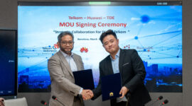 Penandatanganan Nota Kesepahaman (MoU) oleh Direktur Strategic Business Development & Portfolio Telkom Seno Soemadji (paling kiri) dan CEO NeutraDC Group Andreuw Th.A.F. (kedua dari kiri) dengan Director Huawei Chi Kaichao (kedua dari kanan).