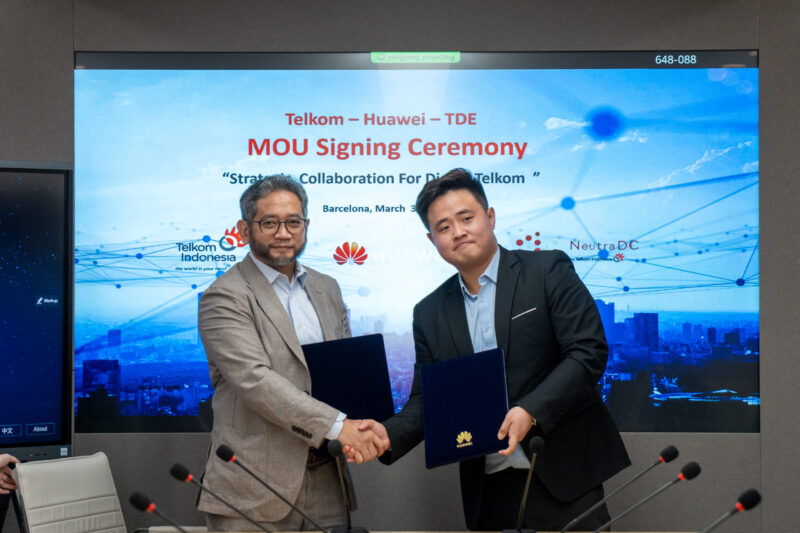 Penandatanganan Nota Kesepahaman (MoU) oleh Direktur Strategic Business Development & Portfolio Telkom Seno Soemadji (paling kiri) dan CEO NeutraDC Group Andreuw Th.A.F. (kedua dari kiri) dengan Director Huawei Chi Kaichao (kedua dari kanan).
