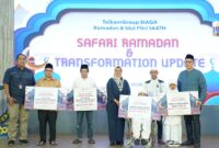 Pemberian dukungan oleh Direktur Utama Telkom Dian Siswarini (tengah), SVP Group Sustainability & Corporate Communication Telkom Ahmad Reza (paling kanan), dan EVP Telkom Regional III Rachmad Dwi Hartanto (paling kiri) dalam program Telkom Berbagi.