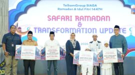 Pemberian dukungan oleh Direktur Utama Telkom Dian Siswarini (tengah), SVP Group Sustainability & Corporate Communication Telkom Ahmad Reza (paling kanan), dan EVP Telkom Regional III Rachmad Dwi Hartanto (paling kiri) dalam program Telkom Berbagi.