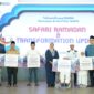 Pemberian dukungan oleh Direktur Utama Telkom Dian Siswarini (tengah), SVP Group Sustainability & Corporate Communication Telkom Ahmad Reza (paling kanan), dan EVP Telkom Regional III Rachmad Dwi Hartanto (paling kiri) dalam program Telkom Berbagi.