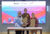 Penandatanganan Nota Kesepahaman (MoU) oleh Direktur Utama Telkom Dian Siswarini (paling kanan) dengan Direktur Utama PGN Arief Kurnia Risdianto (paling kiri) dan disaksikan langsung oleh Senior Director of Business Performance and Assets Optimization Danantara Indonesia Bhimo Aryanto (tengah) di Jakarta, Jumat (10/4).