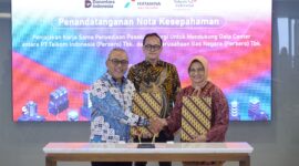 Penandatanganan Nota Kesepahaman (MoU) oleh Direktur Utama Telkom Dian Siswarini (paling kanan) dengan Direktur Utama PGN Arief Kurnia Risdianto (paling kiri) dan disaksikan langsung oleh Senior Director of Business Performance and Assets Optimization Danantara Indonesia Bhimo Aryanto (tengah) di Jakarta, Jumat (10/4).