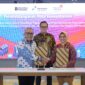 Penandatanganan Nota Kesepahaman (MoU) oleh Direktur Utama Telkom Dian Siswarini (paling kanan) dengan Direktur Utama PGN Arief Kurnia Risdianto (paling kiri) dan disaksikan langsung oleh Senior Director of Business Performance and Assets Optimization Danantara Indonesia Bhimo Aryanto (tengah) di Jakarta, Jumat (10/4).