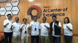 Direktur IT Digital Telkom Faizal Rochmad Djoemadi (ketiga dari kanan) meninjau langsung fasilitas serta berbagai inovasi yang dikembangkan oleh talenta digital lokal di AI Center Makassar.