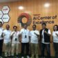 Direktur IT Digital Telkom Faizal Rochmad Djoemadi (ketiga dari kanan) meninjau langsung fasilitas serta berbagai inovasi yang dikembangkan oleh talenta digital lokal di AI Center Makassar.