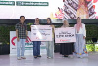 Direktur Utama Telkom Dian Siswarini (kedua dari kiri) memberikan dukungan strategis melalui program Packfest dengan menyalurkan bantuan sebanyak 500.000 cetak kemasan dan sertifikasi halal bagi 2.250 UMKM perempuan secara gratis.