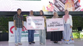 Direktur Utama Telkom Dian Siswarini (kedua dari kiri) memberikan dukungan strategis melalui program Packfest dengan menyalurkan bantuan sebanyak 500.000 cetak kemasan dan sertifikasi halal bagi 2.250 UMKM perempuan secara gratis.