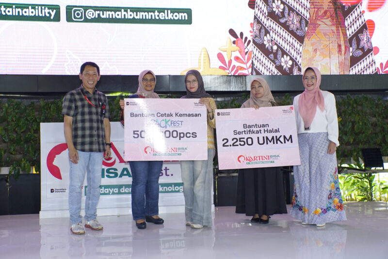 Direktur Utama Telkom Dian Siswarini (kedua dari kiri) memberikan dukungan strategis melalui program Packfest dengan menyalurkan bantuan sebanyak 500.000 cetak kemasan dan sertifikasi halal bagi 2.250 UMKM perempuan secara gratis.