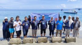 Telkom menyelenggarakan program konservasi lingkungan melalui penanaman 10.000 mangrove dan transplantasi 2.000 terumbu karang di Pantai Pandanan, Desa Malaka, Kecamatan Pemenang, Kabupaten Lombok Utara, Nusa Tenggara Barat, Kamis (23/4).