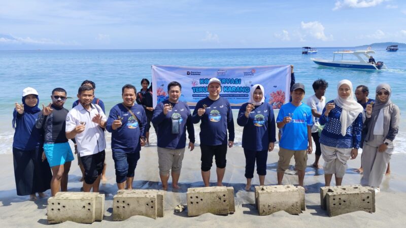 Telkom menyelenggarakan program konservasi lingkungan melalui penanaman 10.000 mangrove dan transplantasi 2.000 terumbu karang di Pantai Pandanan, Desa Malaka, Kecamatan Pemenang, Kabupaten Lombok Utara, Nusa Tenggara Barat, Kamis (23/4).