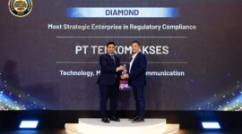 VP Corporate Legal & Secretary Telkom Akses Rizky Kurniawan mewakili Telkom Akses menerima penghargaan “Most Strategic Enterprise in Regulatory Compliance” kategori Technology, Media and Telecommunication PROSPER B dalam ajang Indonesia Regulatory Compliance Awards (IRCA) 2026 yang diselenggarakan oleh hukumonline.com di Jakarta, Jumat (22/5). 