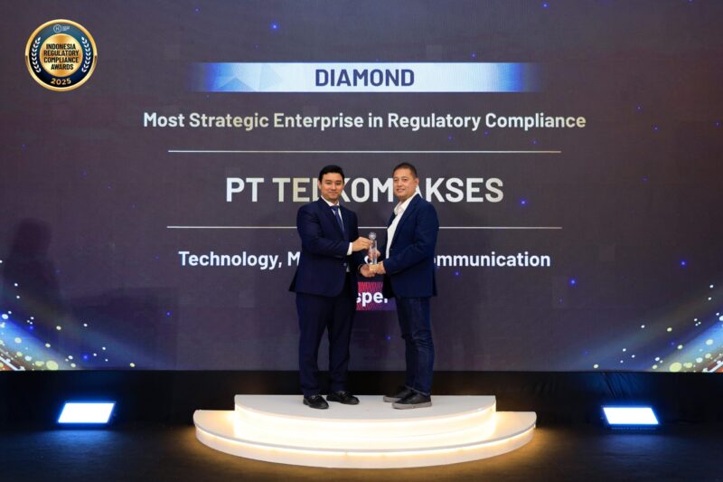VP Corporate Legal & Secretary Telkom Akses Rizky Kurniawan mewakili Telkom Akses menerima penghargaan “Most Strategic Enterprise in Regulatory Compliance” kategori Technology, Media and Telecommunication PROSPER B dalam ajang Indonesia Regulatory Compliance Awards (IRCA) 2026 yang diselenggarakan oleh hukumonline.com di Jakarta, Jumat (22/5). 