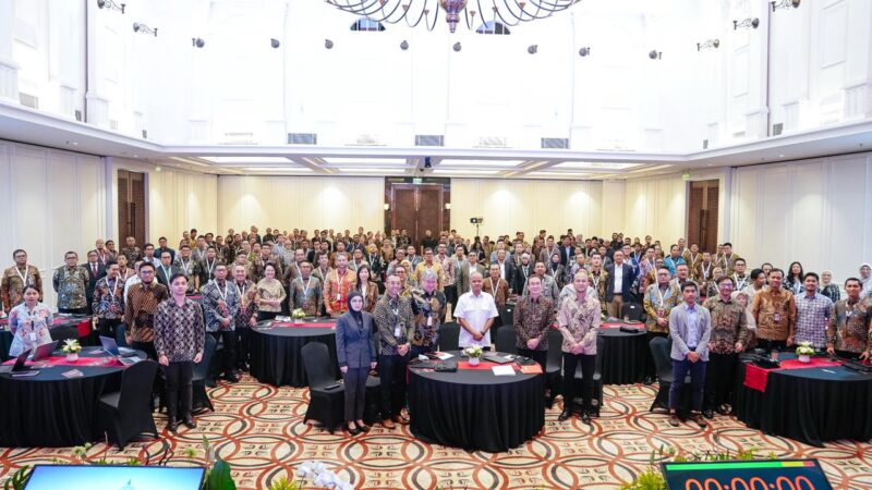 Direktur Enterprise & Business Service Telkom Veranita Yosephine, Direktur IT Digital Telkom Faizal Rochmad Djoemadi, serta Direktur Strategic Business Development & Portfolio Telkom Seno Soemadji dalam forum strategis Transformasi Digital BUMN yang diselenggarakan oleh Danantara Indonesia di Wisma Danantara, Jakarta, Senin (5/5)