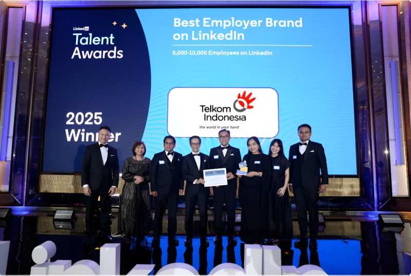 TelkomGroup kembali menorehkan prestasi di LinkedIn Talent Awards 2025 dengan meraih dua penghargaan sekaligus. PT Telkom Indonesia (Persero) Tbk berhasil mempertahankan gelar Best Employer Brand on LinkedIn untuk kedua kalinya, sementara Telkomsel meraih penghargaan Learning Champion. Pencapaian ini menegaskan komitmen TelkomGroup dalam membangun employer branding yang kuat serta menghadirkan budaya belajar dan pengembangan talenta digital yang berkelanjutan, Kamis (7/5).