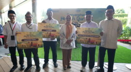 kiri ke kanan) Direktur Human Capital Management Telkomsel Indrawan Ditapradana , Direktur Utama Telkomsel Nugroho, Direktur Utama Telkom Dian Siswarini, Direktur Human Capital Management Telkom Willy Saelan pada kegiatan seremonial penyerahan hewan kurban di Vertical Garden Telkom Hub, Jumat (22/5).